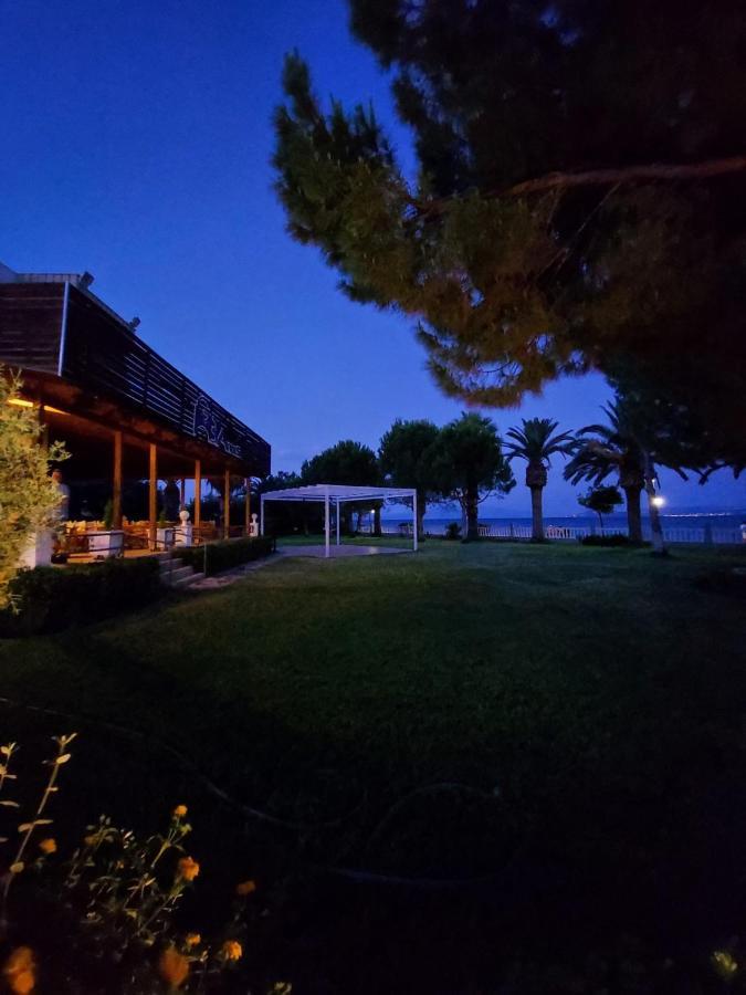Batis Hotel Livanátai Exteriör bild